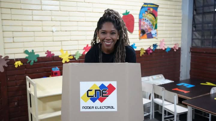 – “Las Comunas Construyen Futuro” – “Del Barrio al Proyecto: Poder Popular en Acción”